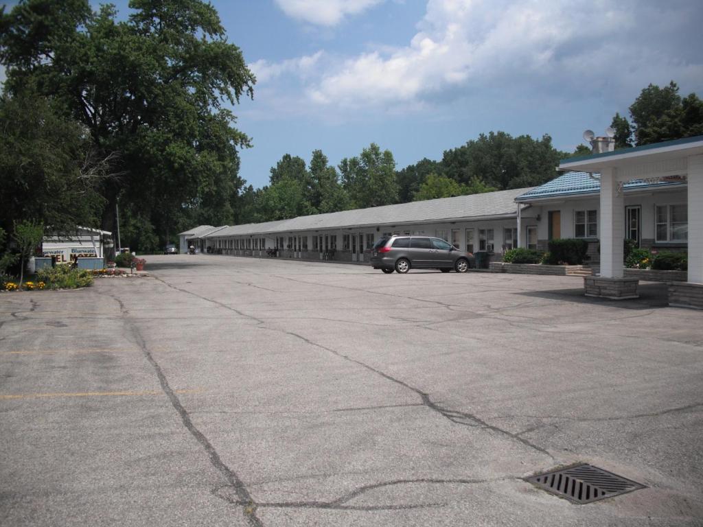 Bluewater Motel Sarnia Exterior photo
